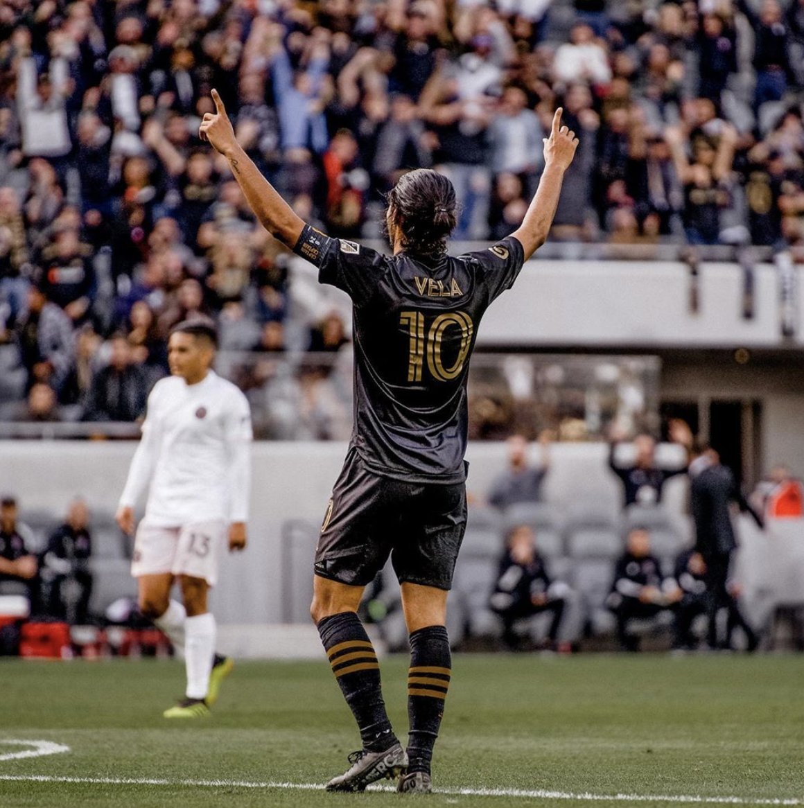 InvictosSomos's tweet photo. A media semana, comandó la remontada de LAFC ante León en la Concachampions. Hoy, golazo ante Inter Miami para liderar la primera victoria de su equipo en la MLS 2020. Suma 56 goles y 30 asistencias en 70 partidos con el club de USA. Sobrado en el fútbol de la zona. KING VELA. https://t.co/WniCR2qudX