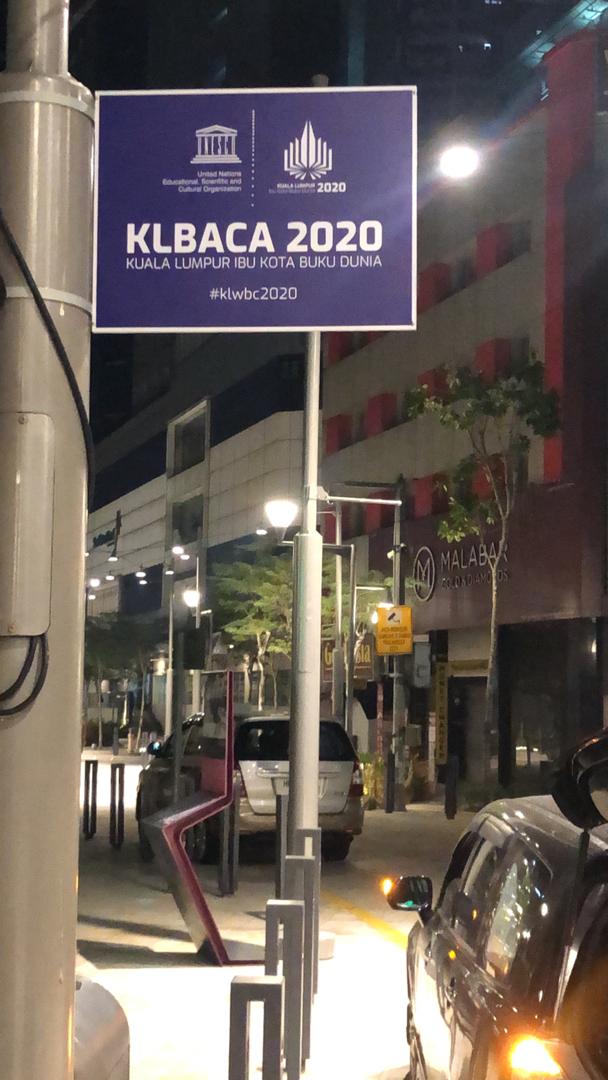 KualaLumpurWBC's tweet photo. Pemasangan 500 papan tanda mini KLWBC di Jln Masjid India &amp; Jln Tuanku Abdul Rahman. Pemasangan akan diteruskan lagi &amp; akan meliputi Jln Medan Pasar &amp; Jln Bukit Bintang.

Satu lagi tanda kemeriahan KL meraikan kehadiran KLWBC2020 pada 23 Apr ini.

#klwbc2020
#KLbaca
#kualalumpur https://t.co/euZThCn4KE