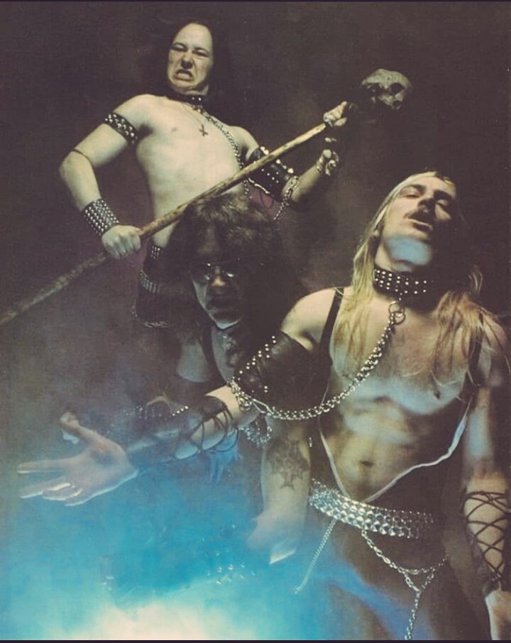 Boa noite pessoal! E bom resto de domingo! Good night, everyone! #Venom #BlackMetal #Cronos #Mantas #Abaddon 😈😈😈🤘🤘🤘