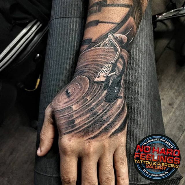NHFTattoos's tweet photo. The coolest hand jammer 🤟🏽 Done by @dylanmacleodtattoos here @nohardfeelingstattoo ~~~~
Stop by the shop to talk tattoos and piercings! Walk-ins are welcome, it’s first come first serve so get here quick!
~~~~
#nohardfeelingstattoo #nhftattoos #worldfamoustattooink #coralspr… https://t.co/HXmbYNkacW