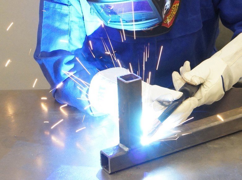 AshmoreWelding's tweet photo. We have a #drivein #loadingfacility for #semitrailers.
We provide a full #cutting and #punching #service with our #automaticpacksaw & 80 tonne Punch & Shear #Machine.
#Plasmacutting, #Oxycutting, #Mig #Tigwelding.
FIND OUT MORE at https://t.co/r4KEKKZdMz
We are in #Nerang. https://t.co/JpTuAb32lb