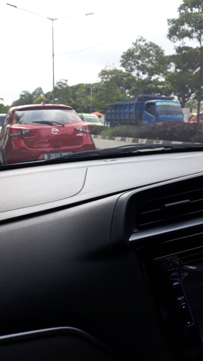 n4t423's tweet photo. Daan mogot km18 macet arah tangerang https://t.co/vNLP2IRvEP
