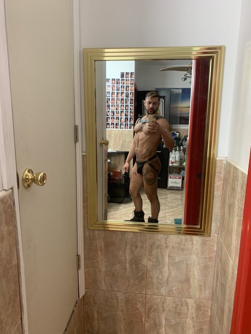 Getting dressed about to walk On set with @kinkmen @XXXMrKeysXXX https://t.co/tXdP961HoY<a class="tags" href="/tag/kinkmen">@kinkmen</a>