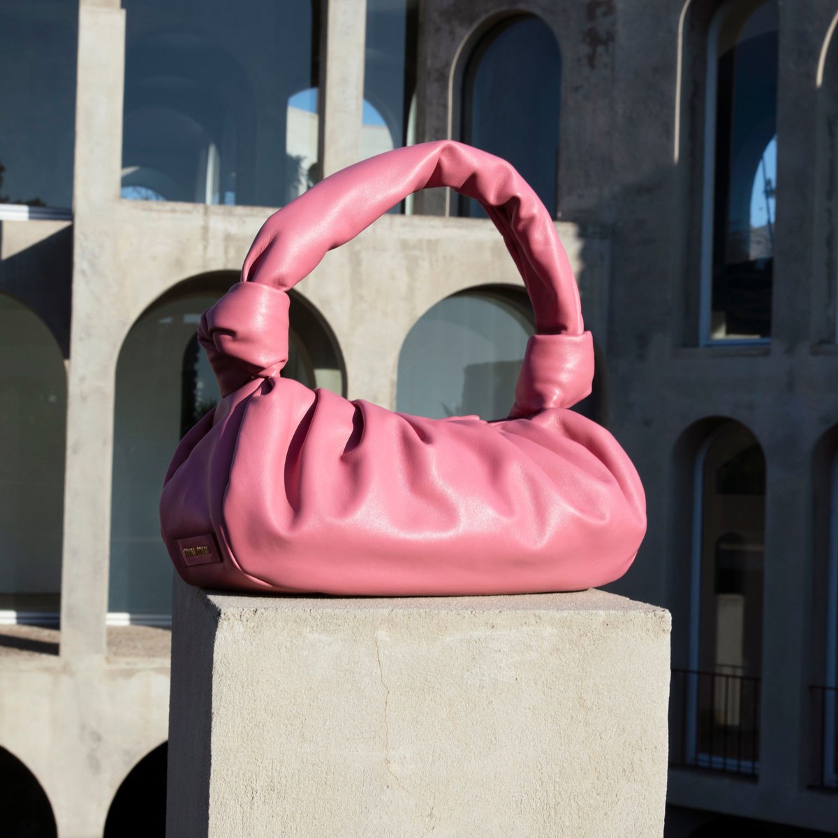 Miu Miu Japan Auf Twitter ボリューム感のあるシルエットが特徴の ミュウミュウ 新作バッグ 直営店と公式サイトで発売中 T Co 0pk42bpntk Miumiu