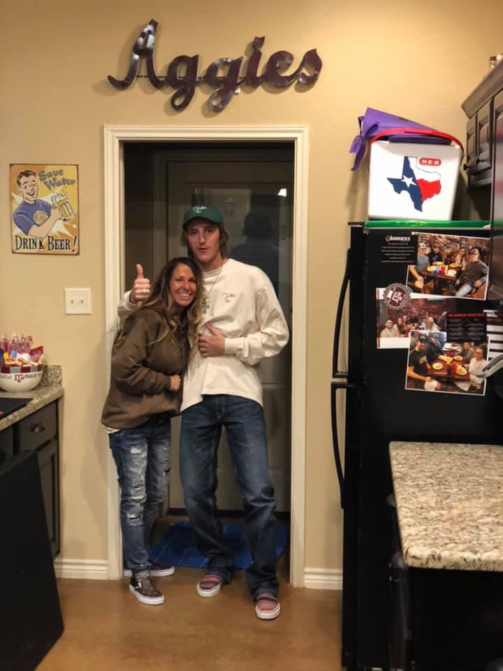 ripper822's tweet photo. I love this woman with all of my heart! So thankful for all she has done for me and all the lessons I’ve learned through her💛 Happy Birthday to my rock🤟🏻 https://t.co/kpym2HFrSX