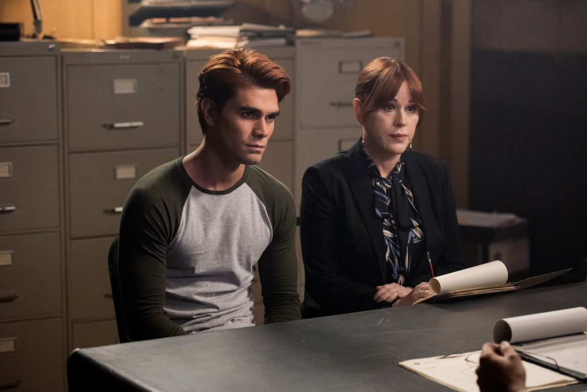 TheValleyCW's tweet photo. Betty, Archie and Veronica fall deeper into a web of lies as the investigation gets underway...
ALL NEW @CW_Riverdale TONIGHT on @TheValleyCW at 8/7c
#Riverdale #valleycw https://t.co/8GL0LssDOt