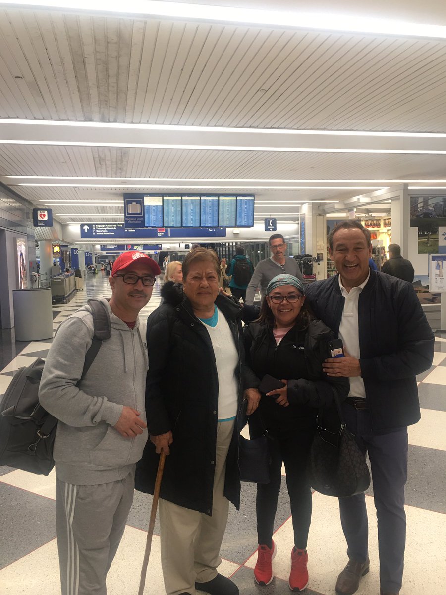 LaurenDuff7's tweet photo. A passenger was lost after traveling from Mexico. I worked with a US Customs officer who brought her to me. Oscar was traveling and stopped just to say hello. He quickly got involved and this was the result. @WeAreUnited #beingunited @mcgrath_jonna @MikeHannaUAL @united https://t.co/cSqD1pRyL9