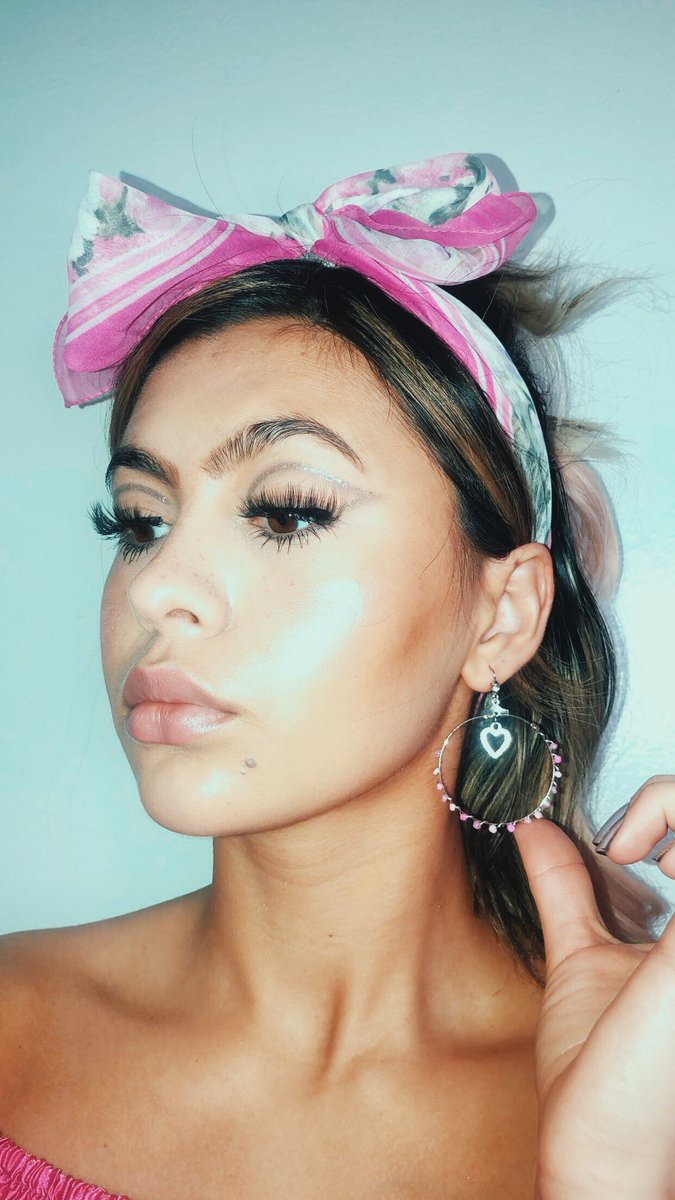 SophiaaaRob's tweet photo. side profile appreciation 
BTW I make earrings now :) https://t.co/UHqwb5PCaf
