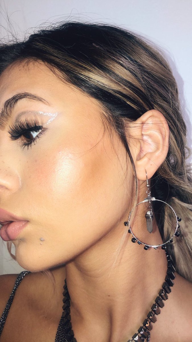 SophiaaaRob's tweet photo. side profile appreciation 
BTW I make earrings now :) https://t.co/UHqwb5PCaf