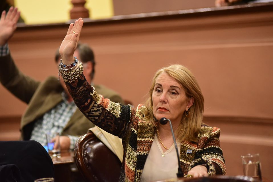 EntreRiosAhora_'s tweet photo. [PARO DOCENTE CON POLÉMICA]
Agmer Islas salió a cruzar a la diputada oficialista Carmen Toller, que cuestionó la decisión del gremio de ir al paro en #EntreRíos. Qué hizo cuando el macrismo suprimió la paritaria salarial, le preguntan.
https://t.co/uqrfdWnwzy https://t.co/Q0qDUrvtpL