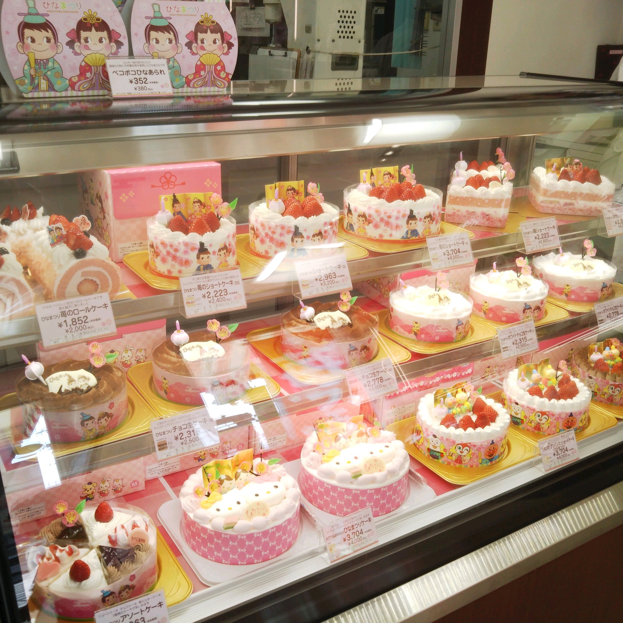 不二家 新瑞橋店 明日はひな祭り 本日もたくさんご用意してお待ちしています コロナウイルスが拡大しておりますが 皆様の健康と安全をお祈りいたします ひな祭り ３月３日 不二家 不二家新瑞橋店 ケーキ スイーツ ペコちゃん ポコ