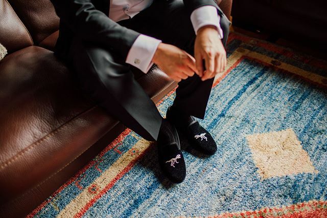 These slippers were everything. •
•
•
Captured by @eightbellswed 
#chamonixwedding #groomsattire #slippers #groomslippers #morningswiththegroom #groom #rawr #dinoslippers #groomsdetails #details #eightbellswed #weddingphotos #photos #alpsphotos #photoideas #weddinginspiratio…