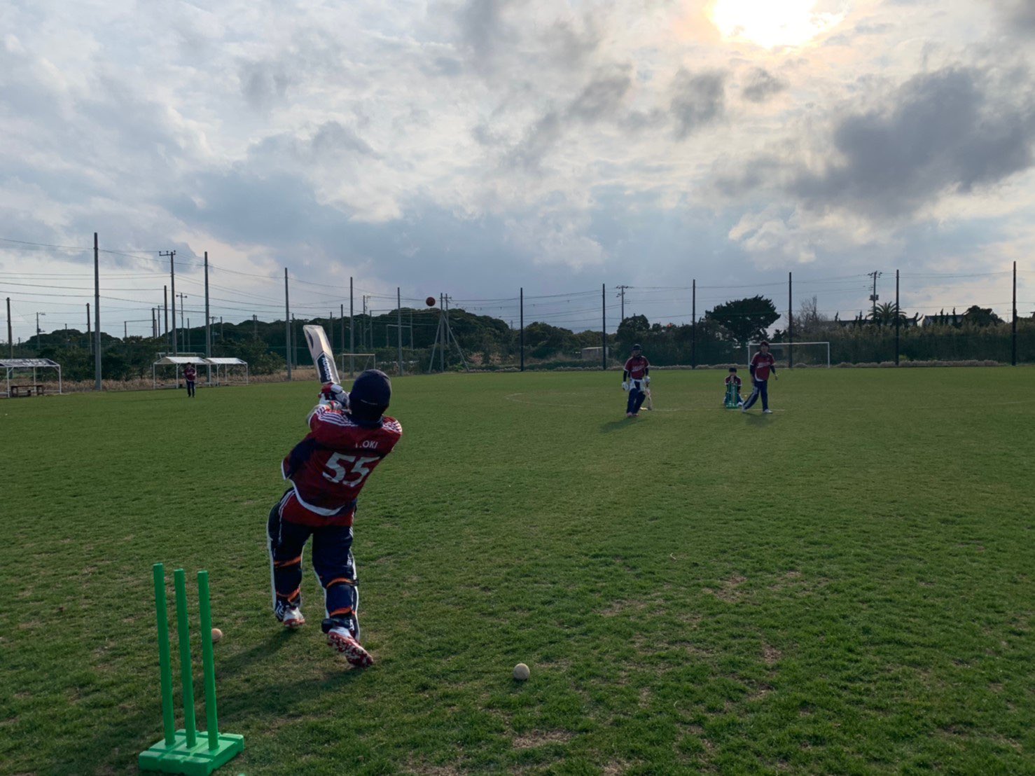 Wyverns Cricket Club クリケットって クリケットは野球の原型になったスポーツと言われていて世界競技人口はなんと第2位 主にインド イギリスなどで盛んです 使うものは主にバット ボール そして3本の棒からなるウィケット このウィケットが
