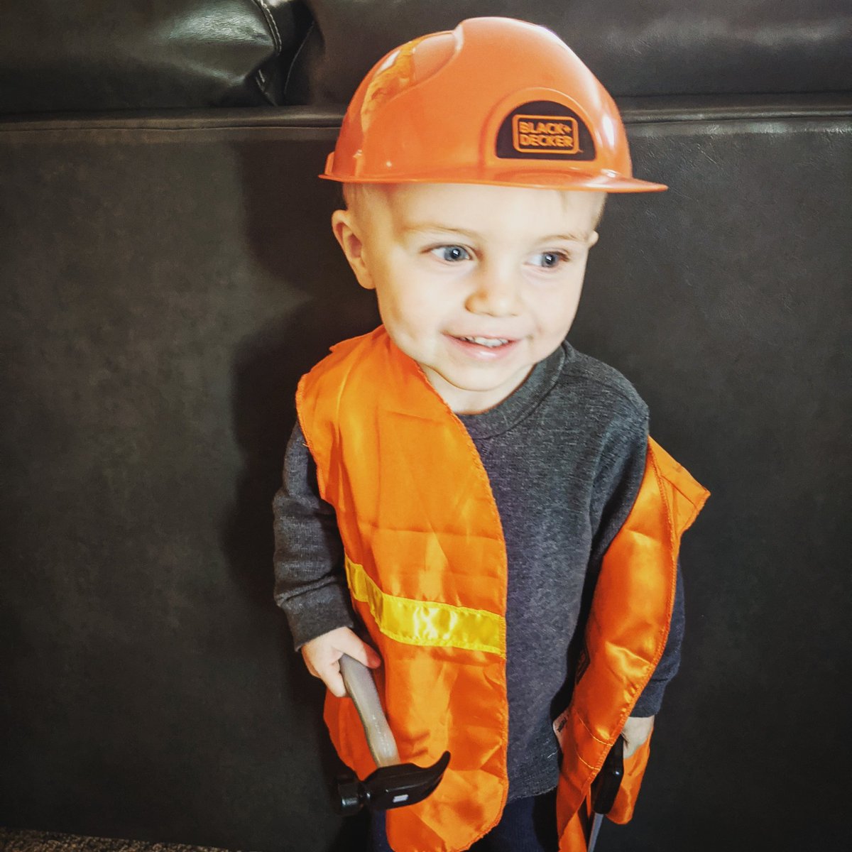 dustdevr's tweet photo. Teaching my son how to use his tools. He is always playing with his tools. Had to share!
#makersmake #makercommunity #makerslife #woodporn #handmade #maker #woodcarving #woodart #diy #funituredesign #woodcarving #finewoodworking https://t.co/VvGwUBoltc