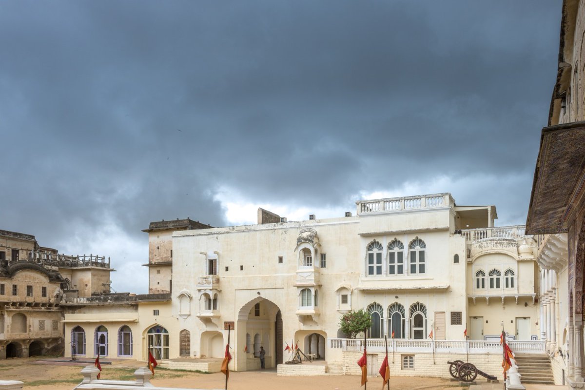 CastleMandawa's tweet photo. A walk in the era of royalty and luxury, Castle Mandawa is built with an amalgamation of antiquity and state-of-the-art amenities which reflects the true culture and tales of the past of the regal family of Mandawa. So wait no longer, and make your weekend plans! https://t.co/PGhOmmvmMr