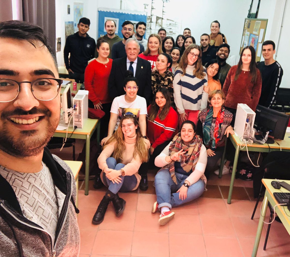 menendeztolosa's tweet photo. Antonio Pérez Carmona, empresario linense y colaborador de Andalucía Emprende en actividades de fomento del espíritu emprendedor, visitó el aula GAT el pasado 14 de febrero para ofrecer una charla-coloquio sobre su amplia experiencia profesional. 
@CarmonaApc
@aemprende https://t.co/NkJGQMEScB