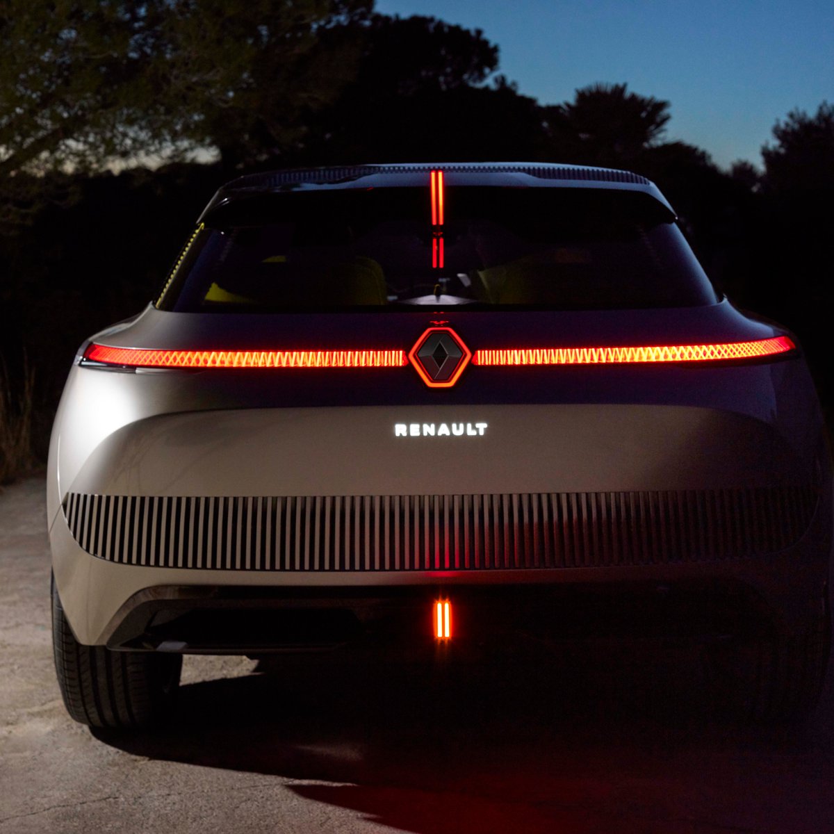 GroupeRenaultEV's tweet photo. Meet #RenaultMORPHOZ, the new smart, #electric, #autonomous, bespoke concept car by @Groupe_Renault. This futuristic vehicle embeds technology in all its forms and features the new CMF-EV electric platform. It will inspire our upcoming #ElectricCars. ➡️ https://t.co/RU99x4hbII https://t.co/q4zPPl0qPP
