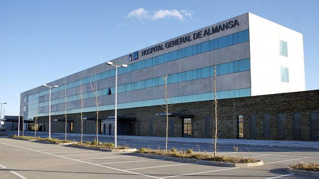 AlmansaEmerg's tweet photo. #Coronavirus

@sanidadclm CONFIRMA primer positivo en #CoVid19 en #Almansa.

Se trata de un paciente de 30 años que se encuentra aislado en el Hospital Genera de Almansa y que evoluciona favorablemente. https://t.co/i8jVNhvai3