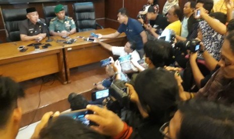 twitpos's tweet photo. Wali Kota Depok mengatakan ada 76 perawat di rumah sakit di Depok terindikasi corona.

Wali Kota Depok mengatakan dua warga Kota Depok yang terpapar virus corona sempat berobat ke RS Mitra Keluarga, Depok, pada 25 dan 29 Feb lalu

#CoronaVirusIndonesia

https://t.co/5OHBKis9sX https://t.co/Ry3zQUECP7