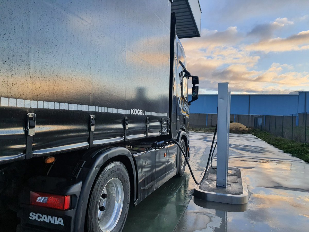oticg's tweet photo. Recargando tanques!!
Hoy toca viaje a #Galicia 😍
#galiciacalidade #lunes #truckergirl #scania #beroil https://t.co/X9K8FfBZsK