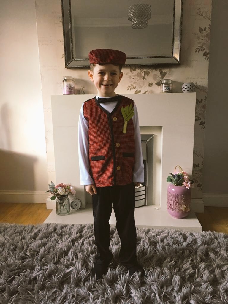 St David's day in school today ☺ <a href="/yggf123/">Ysgol Gymraeg Gilfach Fargod 🏴󠁧󠁢󠁷󠁬󠁳󠁿</a>