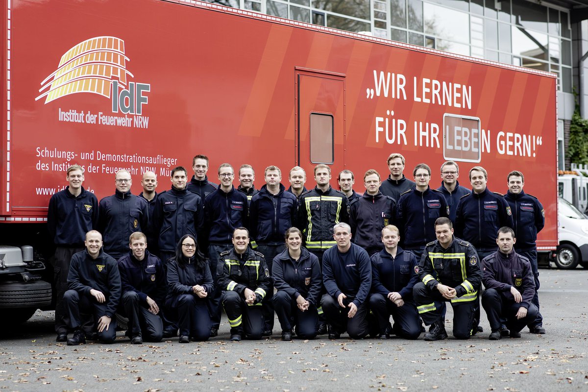 BRef2019's tweet photo. Prüfungswochen am #IdFNRW! Morgen starten die Laufbahnzwischenprüfungen (Zugführerprüfung) für die @BRef2019, bevor ca. eine Woche später die Abschlussprüfungen für die #BRef2018 und die #AB2019 beginnen! Wir wünschen allen Kollegen viel Erfolg! Wir sehen uns in Münster!#BRef2019 https://t.co/XliH2KO4FT