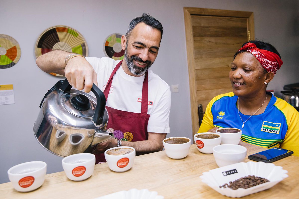 🔝🌄 <a href="/visitrwanda_now/">Visit Rwanda</a> 

Notre #PSGLegend, <a href="/youridjorkaeff/">Youri Djorkaeff</a> en visite au Rwanda pour découvrir les merveilles de ce pays et les jeunes footballeurs ! ❤️💙

#VisitRwanda