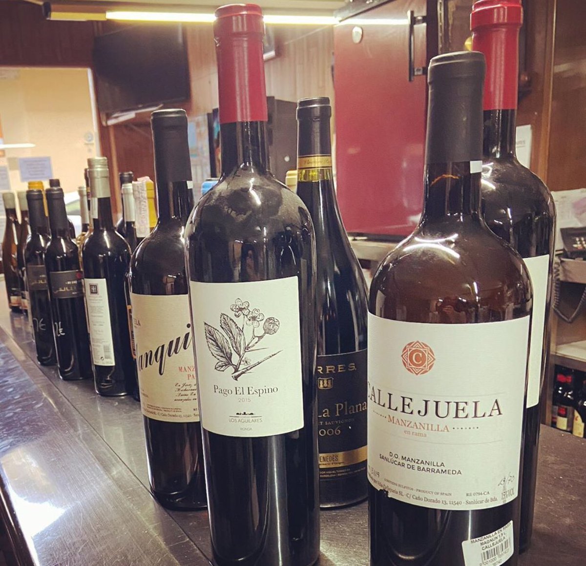 Esta semana estaremos de visita en una de nuestras barras de vinos favorita de España, <a href="/lasriasgijon/">Las Rias Gijón</a> en Gijón.. No te pierdas una buena charla con Felipe..🔝 #gijon #vino #vinos #wine #vino #vinos #winelovers #winelover #winetasting #redwine #restaurante <a href="/gijonenvino/">gijonenvino</a>