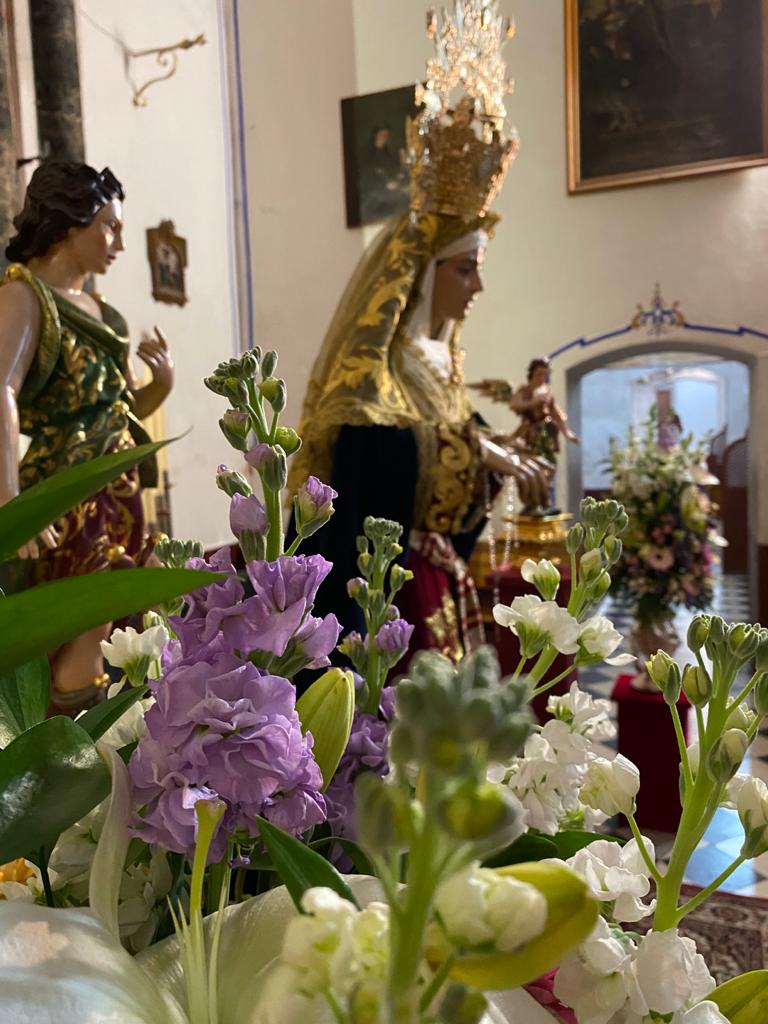 lacaidaelche's tweet photo. 📸 | Os dejamos algunas de las imágenes que nos dejó el besamanos a la Stma. Virgen, celebrado en día de ayer. https://t.co/biMOLuYihL