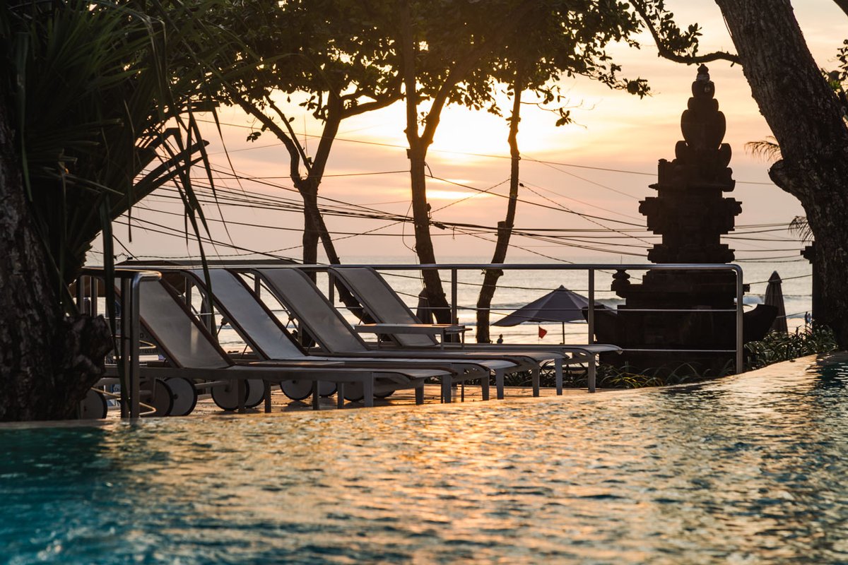 DoubleSixSeminy's tweet photo. Sunset, poolside, downtime! https://t.co/jt135zJsSK