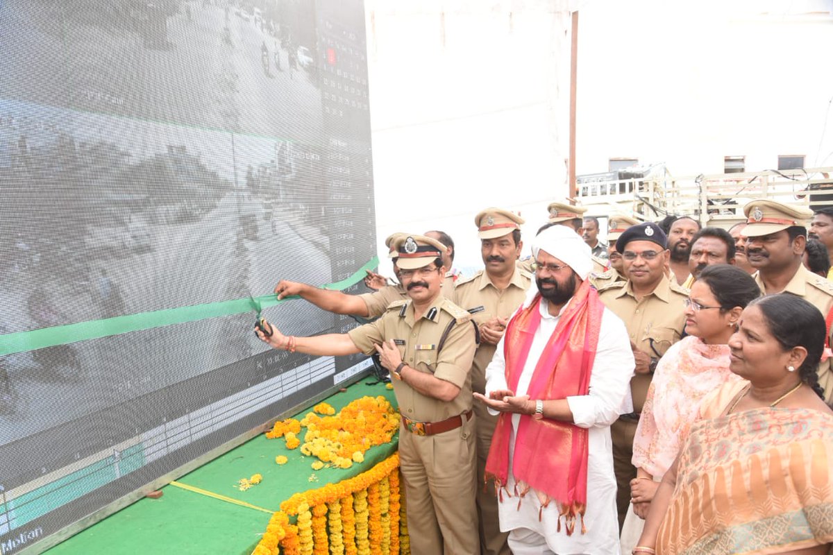 cpwarangal's tweet photo. వరంగల్ పోలీస్ కమిషనర్ డా.వి.రవీందర్
నేరాల నియంత్రించడం సి.సి కెమెరాల ద్వారానే సాధ్యపడుతుందని
జనగాం జిల్లా కేంద్ర రైల్వే స్టే��న్ ప్రాంతంలో నూతనంగా
ఏర్పాటు చేసిన 108 సి.సి కెమెరాలను వరంగల్ పోలీస్ కమీషనర్, స్థానిక శాసనసభ్యులు జిల్లా కలెక్టర్ కలిసి సోమవారం ప్రారంభించారు. https://t.co/397BX9s7WW