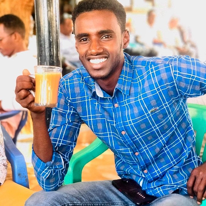 54Mahad's tweet photo. Lil bro's iphone almost make me love ma-self 😂😂
#tastytea 
#guriel https://t.co/lEcH9EuS7z