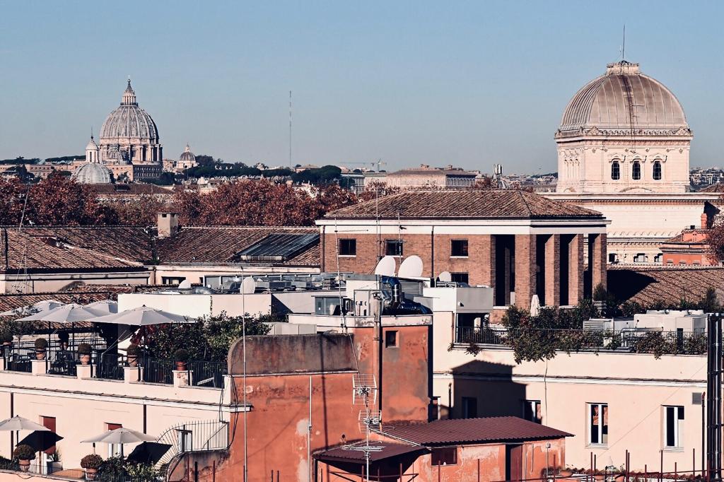 Come and visit Rome and feel the legacy of greats such as Constantine I and Mark Antony. Don't let this opportunity pass you by. 👑 #Italy #Rome

theroomsofrome.com/apartments/