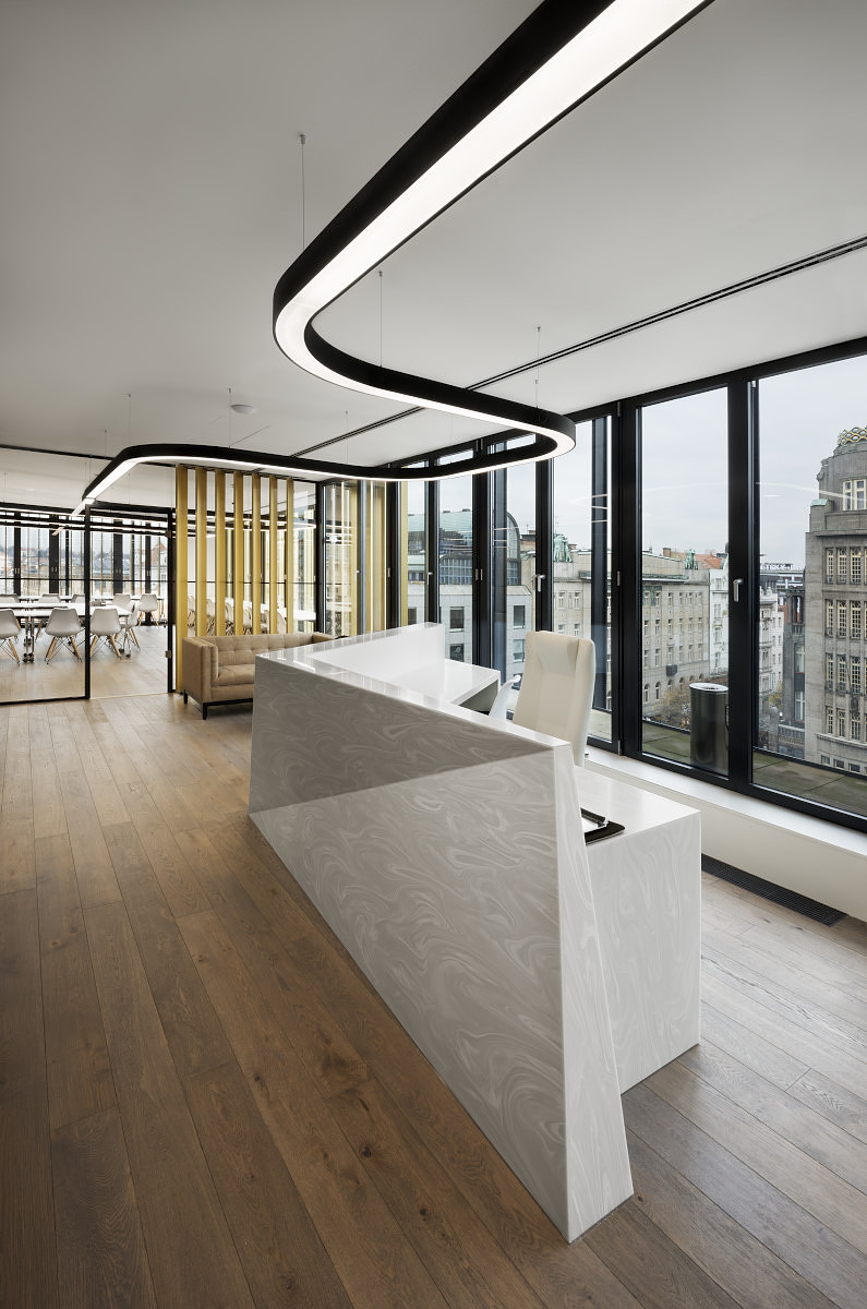 HALLALighting's tweet photo. The huge spaces of Snapcore enabled us to demonstrate the possibilities of using our #Flumo-S luminaire. It illuminates the reception and the meeting room. The smooth connection between the spaces creates an unique impression. 📷 Ester Havlová
https://t.co/WIuwLCh81G https://t.co/BEU8nNDv7z