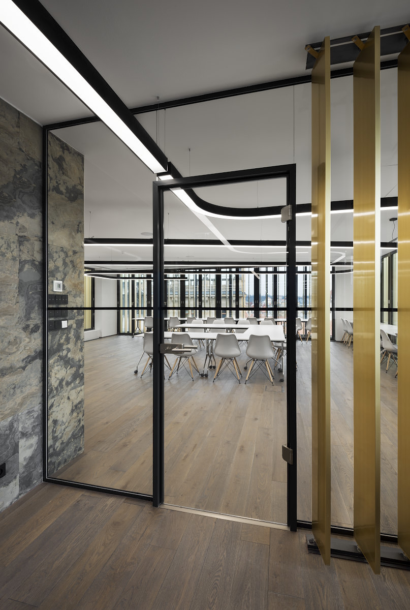 HALLALighting's tweet photo. The huge spaces of Snapcore enabled us to demonstrate the possibilities of using our #Flumo-S luminaire. It illuminates the reception and the meeting room. The smooth connection between the spaces creates an unique impression. 📷 Ester Havlová
https://t.co/WIuwLCh81G https://t.co/BEU8nNDv7z