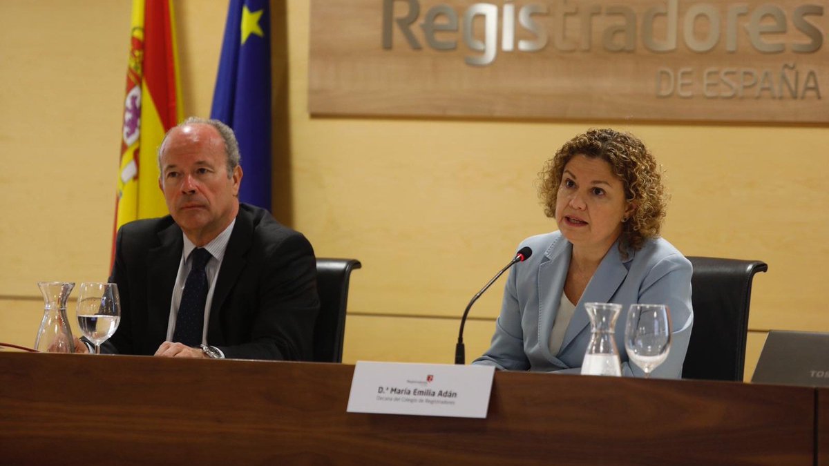 Registrador_es's tweet photo. Y explica @MariaEmiliaAdan que los #registradores contamos desde 2014 con una guía explicativa del significado de las cargas y gravámenes que se relacionan en #notassimples y #certificaciones. “Pretendemos hacer efectivo el derecho del ciudadano a entender" #LenguajeJurídico https://t.co/nOUYMpSaso