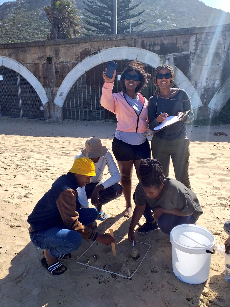 Nikki_Sea_Life's tweet photo. Students sampling for plastics this weekend on their camp #microplasticsa #cputmarinescience #marinescientistsinthemaking #youngscientists #2ndyearcamp #kalkbay https://t.co/mybmDoDYZ4