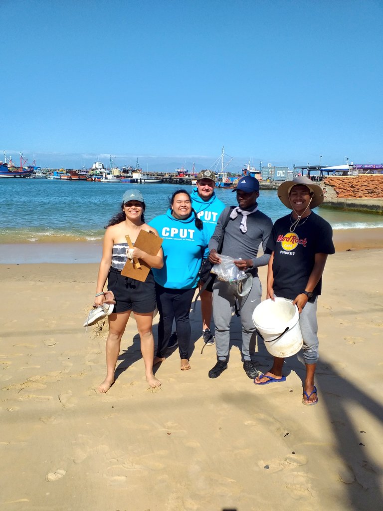 Nikki_Sea_Life's tweet photo. Students sampling for plastics this weekend on their camp #microplasticsa #cputmarinescience #marinescientistsinthemaking #youngscientists #2ndyearcamp #kalkbay https://t.co/mybmDoDYZ4