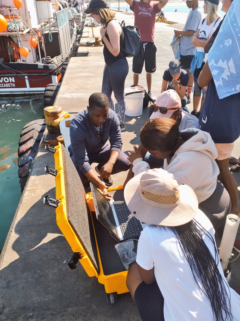 Nikki_Sea_Life's tweet photo. Students from CPUT Marine Science class learning how to use a CTD on their camp and a seal in the background #cputmarinescience #youngscientistsinthemaking #youthoftoday #marinescientists #marinescience #oceanography #houtbay https://t.co/pnytwVmhBw