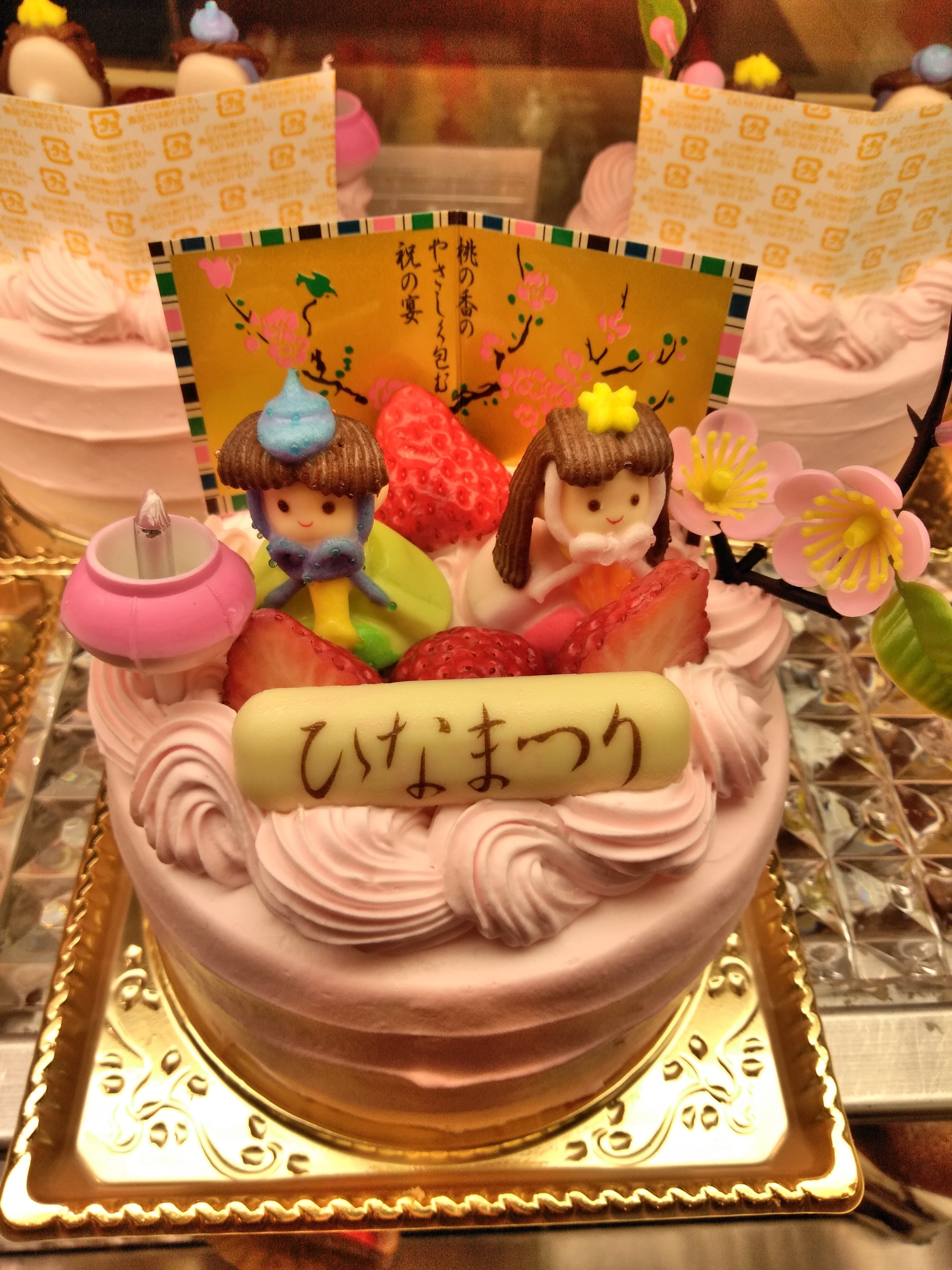 博多阪急 Pa Twitter あす３ ３ 火 は 雛祭り ふわふわしっとりスポンジに新鮮なイチゴをサンドした可愛いピンクのケーキ お内裏様とお雛様の限定ホールケーキ ひなまつりホール 1台 3 1円 地階 マヌカンピス 博多阪急 マヌカンピス ひな