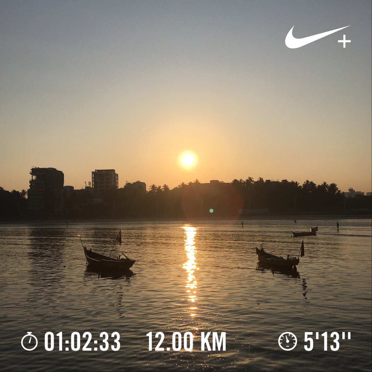 Nithin's tweet image. 7:01 AM: 140 BPM Beach run. Shocked at the average pace 😱🤣

#Runners360 #HRbasedrun #140BPM #180method #MAFmethod #beachrun #nike #zoom #vaporfly4 #werun2020 #werunmumbai #nature #sunrise #nofilter