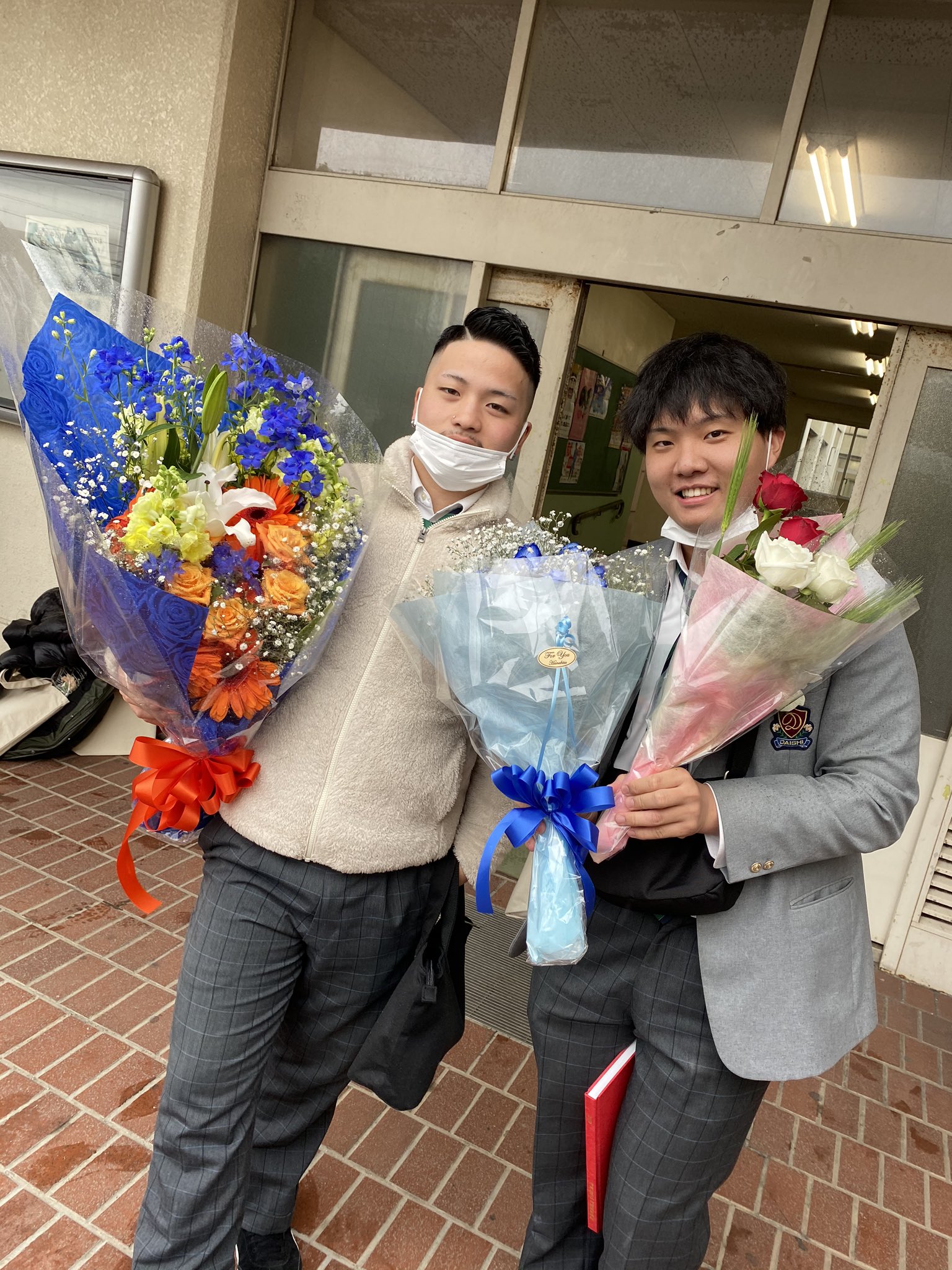 本間 貴大 Sur Twitter 大師高校35期卒業式 1年の時から3年間ずーっとこのメンツでいたけどずーっと笑ってたわ笑 最後まで笑っぱなしだったわー コロナでつまんない卒業式だったけどそれも思い出になればいいな笑 またどっかで集まろう ミーナもでっかい花束