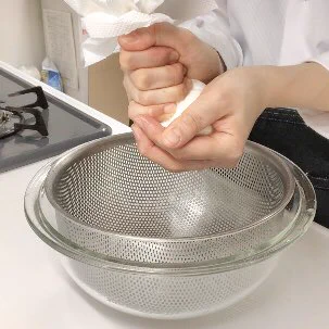 簡単なのにとっても美味しそう！誰でも作れる「レンジカッテージチーズ」のレシピ！