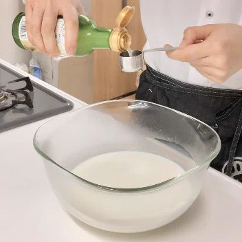 簡単なのにとっても美味しそう！誰でも作れる「レンジカッテージチーズ」のレシピ！