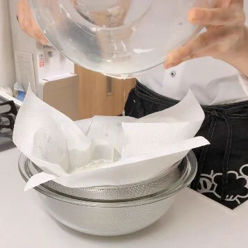 簡単なのにとっても美味しそう！誰でも作れる「レンジカッテージチーズ」のレシピ！