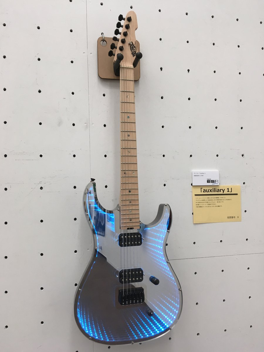 esp_guitarcraft's tweet photo. 【#SEBIT 人気投票結果発表】
★第三位★
作品名「auxiliary1」
永遠に続くミラーの世界に８０個のLEDが仕込まれた目を引く一本。ピカピカといろんな色や発光パターンに切り替わるさまがお客さんの足を止めていました！おめでとうございます！
#ESP学園 #ギター製作 #東京都美術館 #LED https://t.co/NaI6ZODvBe