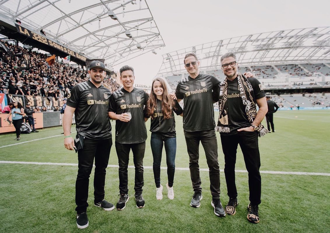 jaimecamil's tweet photo. 1- Día familiar en @BancStadium 🥰👨👩👧👦 @heidibal / Family day at #thebanc 2- Old friends @sasharoiz @mariolopezviva @Adrian_ElTitan and happy to see our new friend #AlexHart at her first @LAFC game! Welcome! We ❤️ you & @Target 🎯😘
3- VICTORIA / VICTORY 🙌🏼🎉🖤💛 #lafc #lafc3252 https://t.co/sgsNk8zLoJ