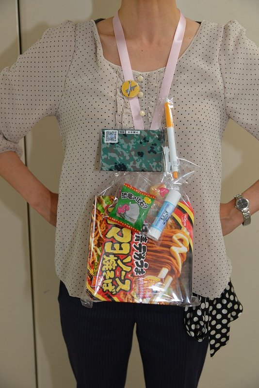 自衛隊沖縄地方協力本部 公式 花束やバルーン と一緒にお菓子のレイや帽子などを卒業生に贈る慣習は 沖縄ならではのお祝いスタイルみたいです 小 中 高校 特に高校の卒業式は派手にお祝いが行われます スーパーでもお菓子のレイ専用スペースが設置され