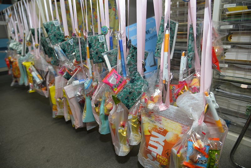 自衛隊沖縄地方協力本部 公式 花束やバルーン と一緒にお菓子のレイや帽子などを卒業生に贈る慣習は 沖縄ならではのお祝いスタイルみたいです 小 中 高校 特に高校の卒業式は派手にお祝いが行われます スーパーでもお菓子のレイ専用スペースが設置され