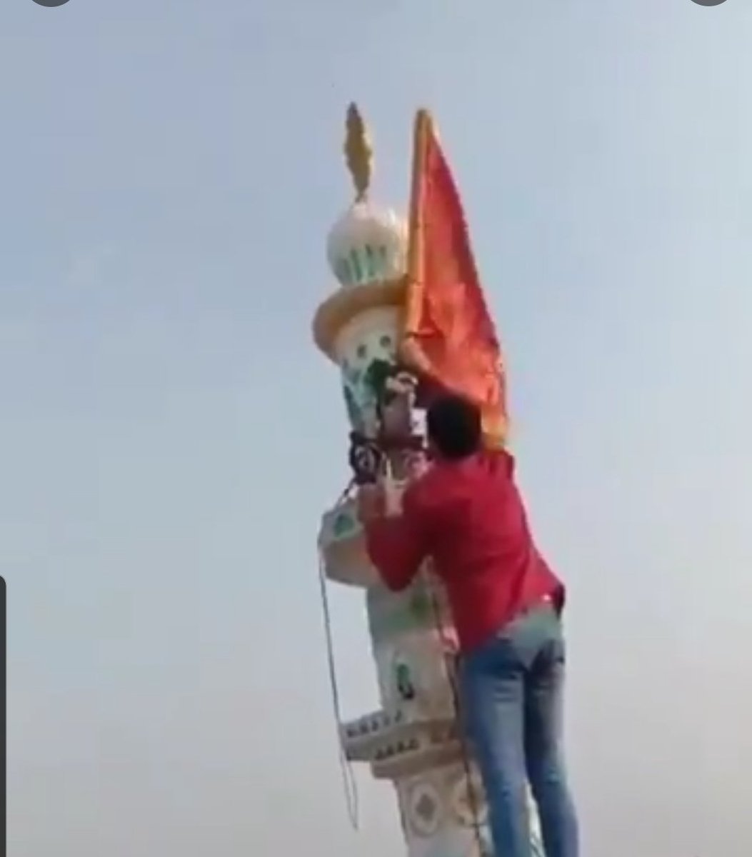 Chhotu_Vasava's tweet photo. जब दंगाइयों ने अशोक नगर मस्जिद पर अपनी हुज्जत दिखाते हुए
#भगवा झंडा लगा दिया था
आज उस ही झंडे को एक #हिन्दू बेटे रवि ने उतारा ताकि इलाके मे
अमन और चैन आ सके
#hindumuslimbhaibhai #MuslimHinduUnity
#DelhiRiots https://t.co/yqj1tQLe3T
